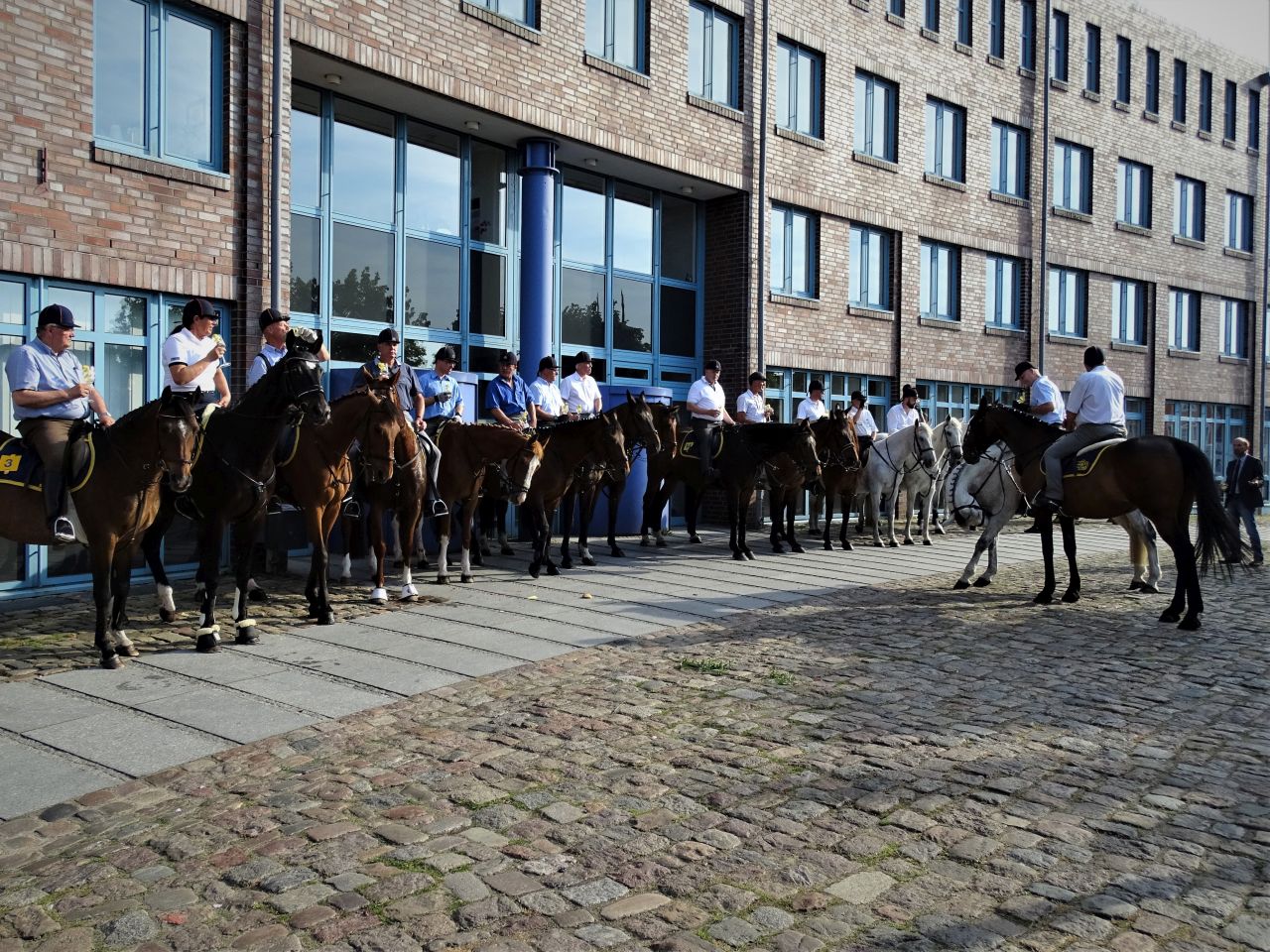 Antreten vor dem neu. Rathaus bearb. verkl