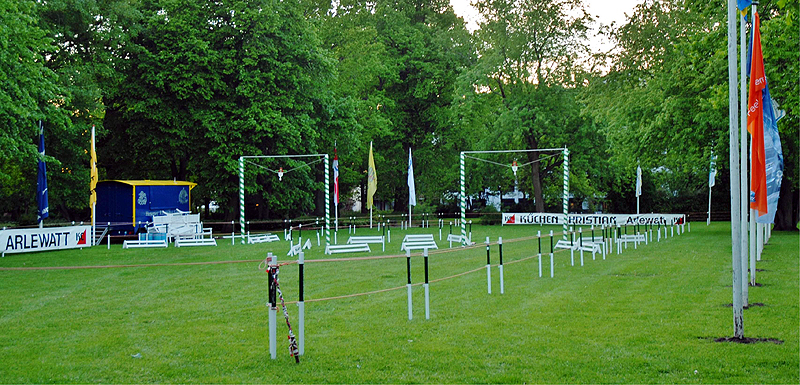Aufbau der Reitanlage am Donnerstag Aufbau der Reitanlage am Donnerstag