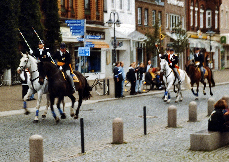 Fahnensektion auf der Großstraße 98