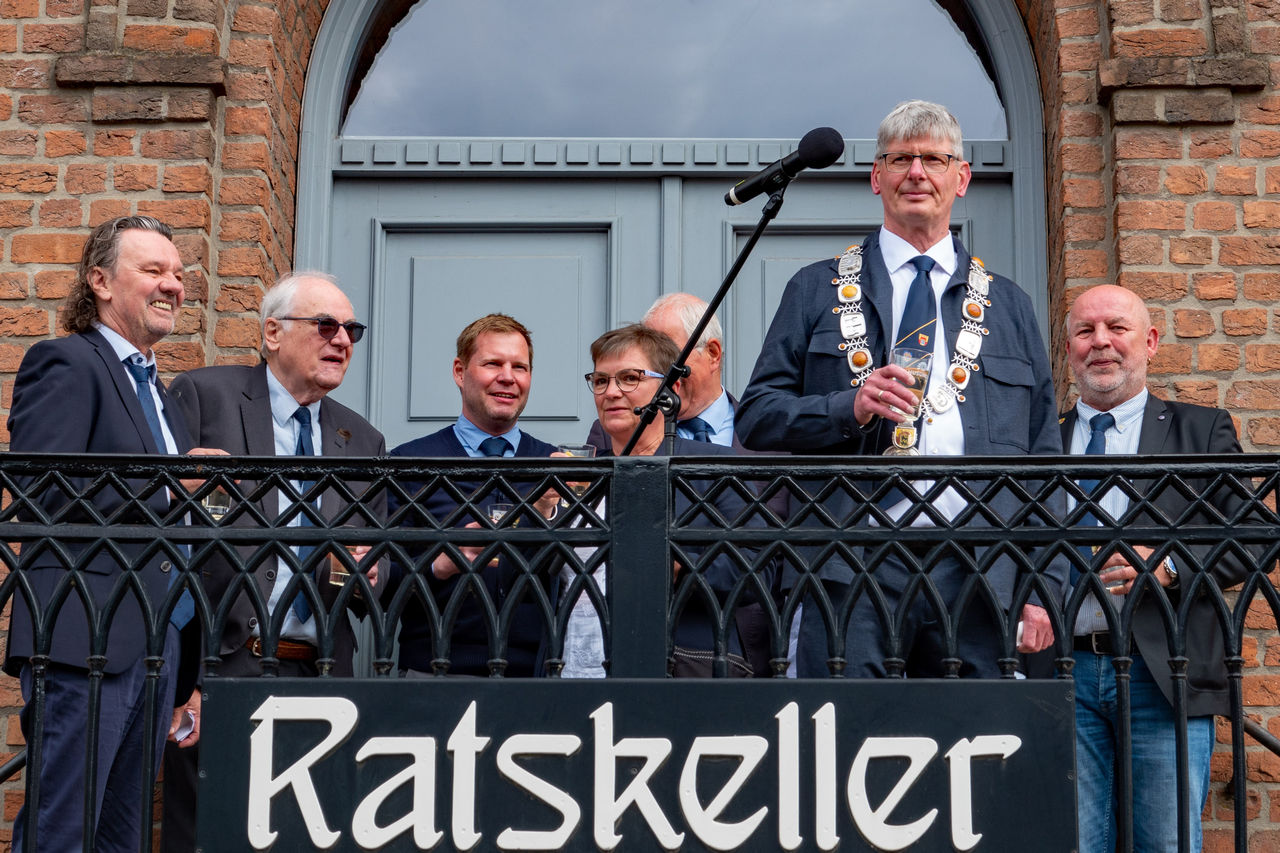 Der Magistrat vor dem alten Rathaus