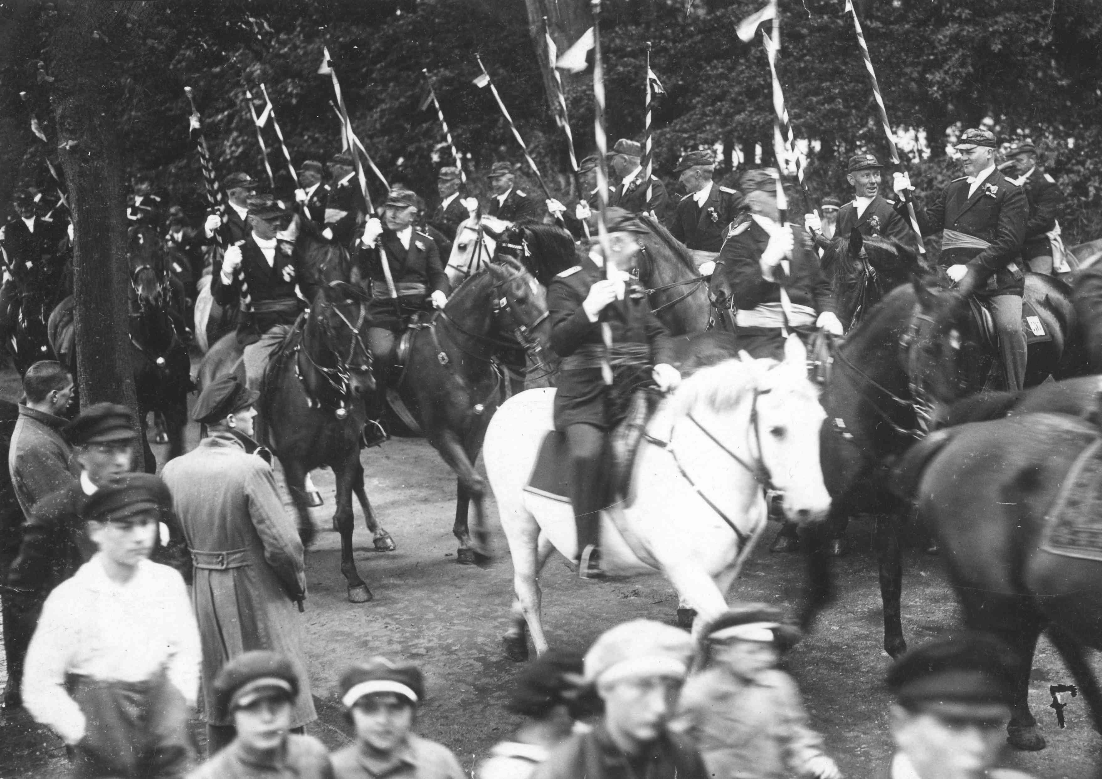 1926 Otto Hindrichsen sen. links davon Klaus Greve Klaus Konfitüreauf dem Schimmel Thomas Voß