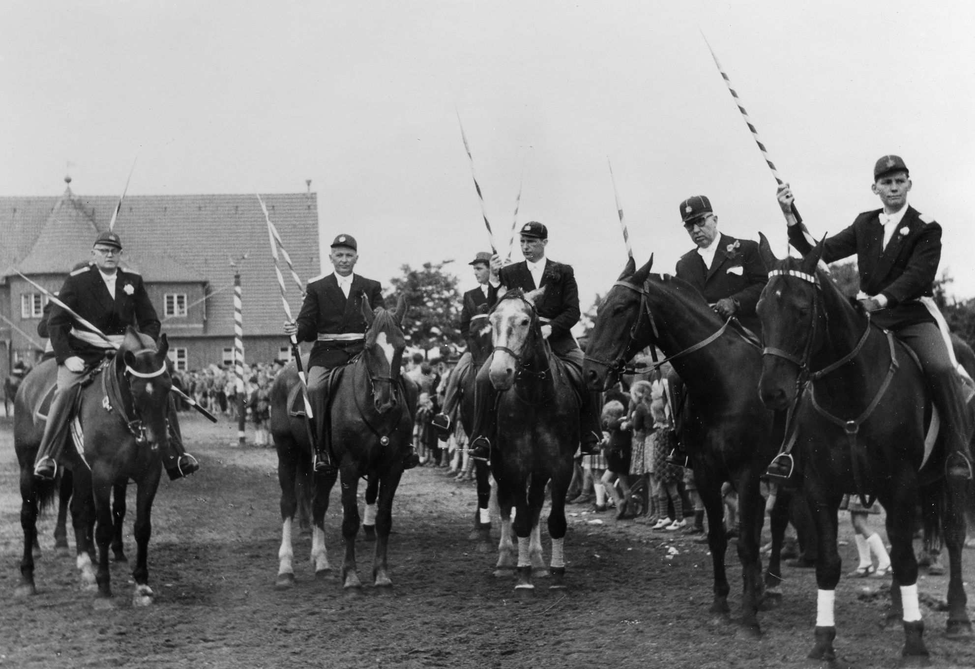 3 Im Hintergrund die alte Turnhalle ganz links Otto Hindrichsen daneben johhannes Thordsen