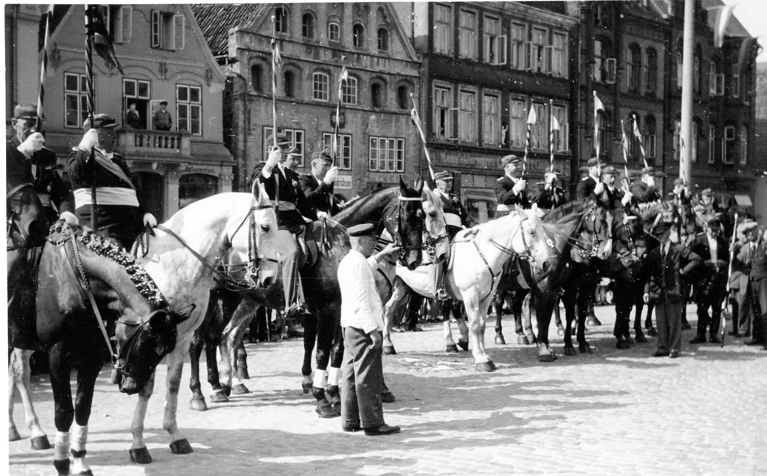 Gilde vor dem Rathaus angetreten