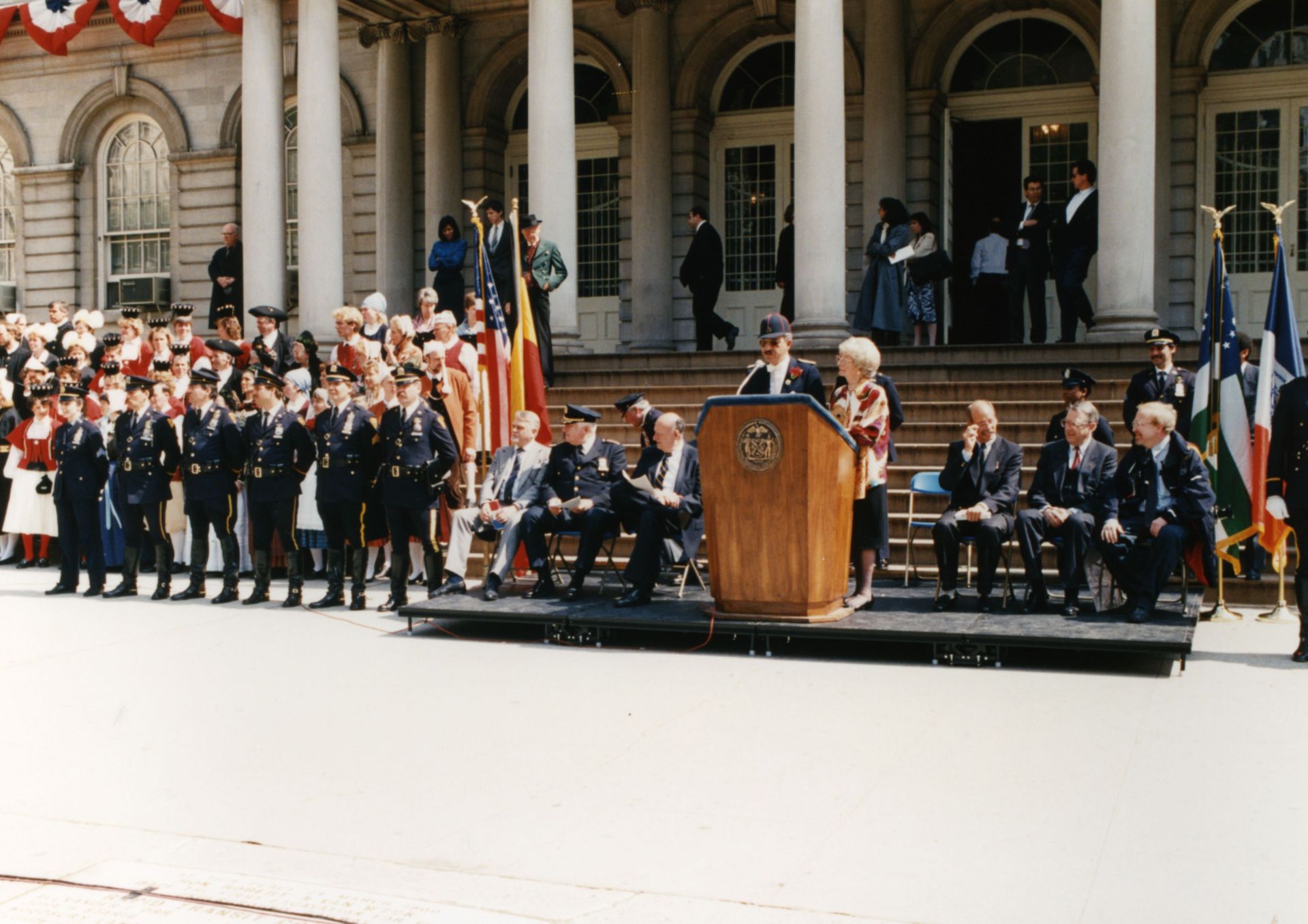 New York 2a .jpg Werner mit Irene bei der Übergabe